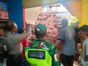 Ngeri! Satu Keluarga Nyaris Tertimbun Longsor di Warungkiara Sukabumi