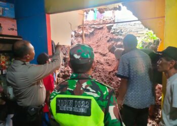 Ngeri! Satu Keluarga Nyaris Tertimbun Longsor di Warungkiara Sukabumi