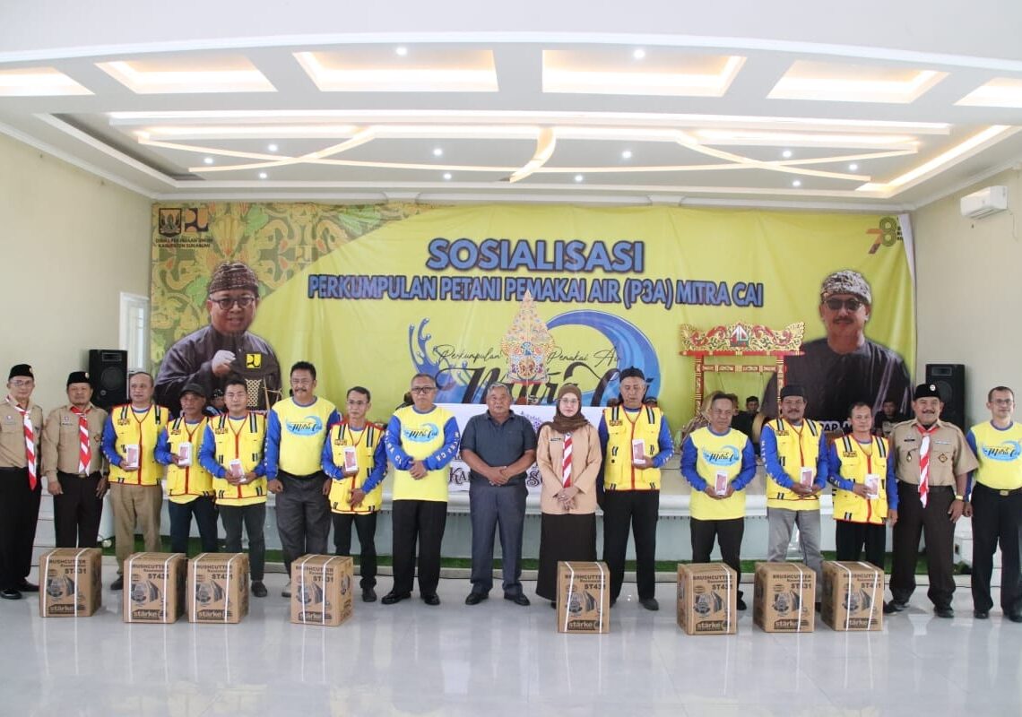 Babeh Asjap Kadis PU Kabupaten Sukabumi Bagikan 156 HP untuk P3A Mitra Cai