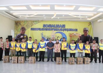 Babeh Asjap Kadis PU Kabupaten Sukabumi Bagikan 156 HP untuk P3A Mitra Cai