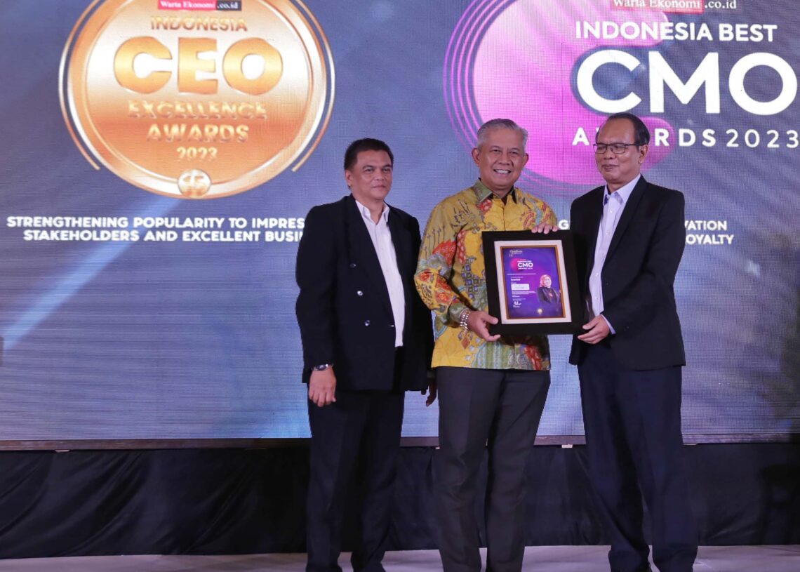 Mampu Jaga Pertumbuhan Bisnis, Direksi bank bjb Raih Best CMO Award 2023