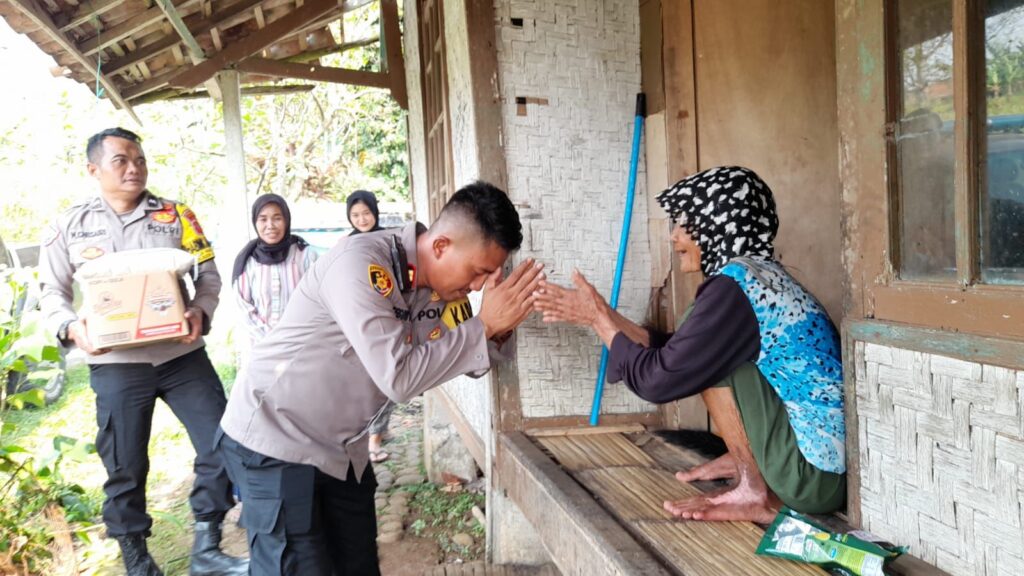 Dibantu Kapolres Sukabumi, Kisah Pilu Emak Iti di Nagrak: Tinggal Sebatangkara di Gubuk Reyot 