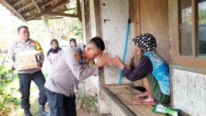 Dibantu Kapolres Sukabumi, Kisah Pilu Emak Iti di Nagrak: Tinggal Sebatangkara di Gubuk Reyot 
