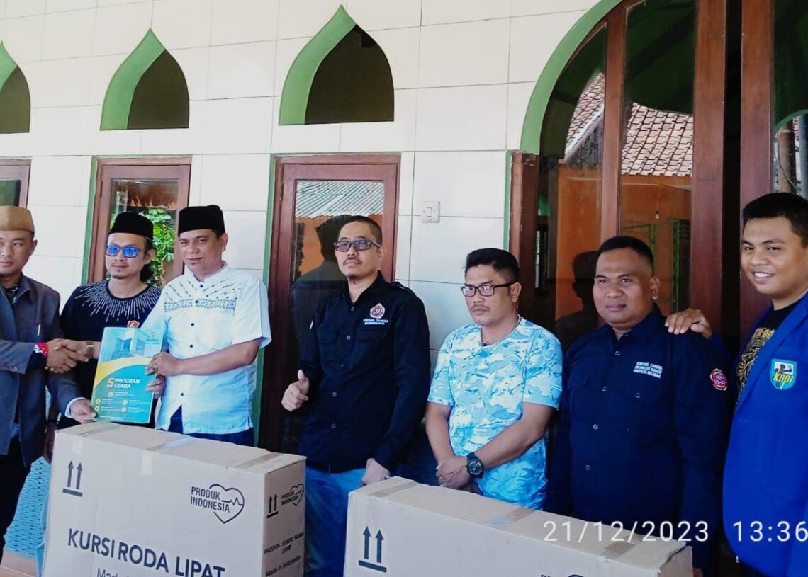 Baznas Kab. Sukabumi Serahkan Bantuan Kursi Roda dan Keranda untuk Warga Desa Buniwangi Surade