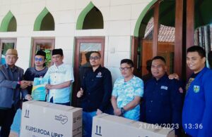 Baznas Kab. Sukabumi Serahkan Bantuan Kursi Roda dan Keranda untuk Warga Desa Buniwangi Surade