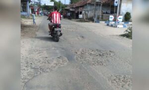 Sudah Mau Pemilu, Ruas Jalan Ciracap – Mareleng Masih Rusak Parah