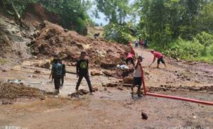 Warga dan Petugas Gabungan Gotong Royong Bersihkan Material Longsor di Cicantayan Sukabumi
