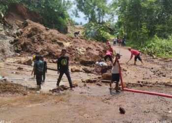 Warga dan Petugas Gabungan Gotong Royong Bersihkan Material Longsor di Cicantayan Sukabumi