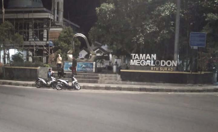 Taman Tugu Megalodon Surade Perlu Sentuhan