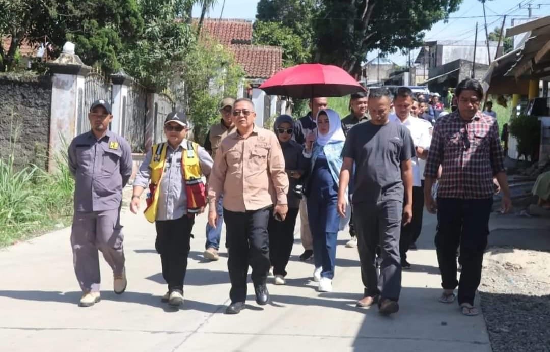 Tinjau Pembangunan Jalan di Sukalarang dan Cireunghas, Ini Permintaan Wabup Iyos ke Warga