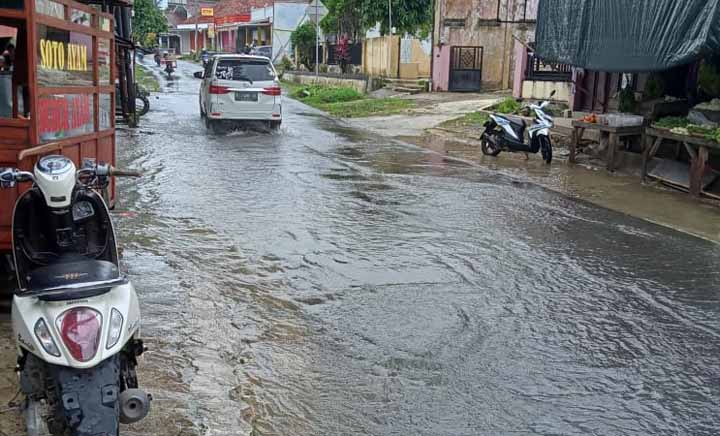 Air Selokan Meluber ke Jalan, Warga Surade Sukabumi Geram