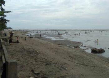 Menjelang Pergantian Tahun Pantai Minajaya Diserbu Wisatawan