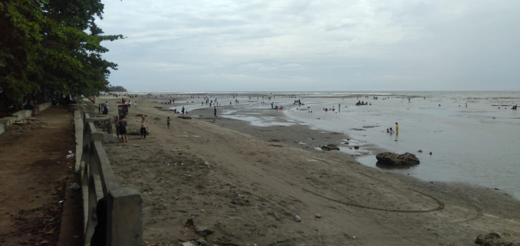 Menjelang Pergantian Tahun Pantai Minajaya Diserbu Wisatawan