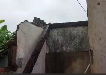 Brak! Dapur Rumah Warga Cibadak Ambruk Diterjang Hujan Deras