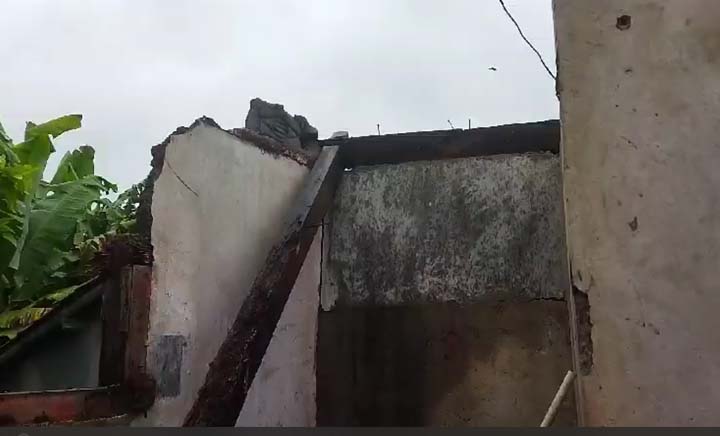 Brak! Dapur Rumah Warga Cibadak Ambruk Diterjang Hujan Deras