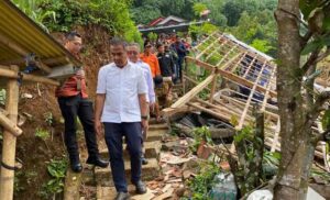 Pj Gubernur Jabar Tinjau Lokasi Longsor Timbun 13 Rumah di Cibadak Sukabumi