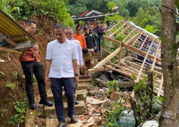 Pj Gubernur Jabar Tinjau Lokasi Longsor Timbun 13 Rumah di Cibadak Sukabumi