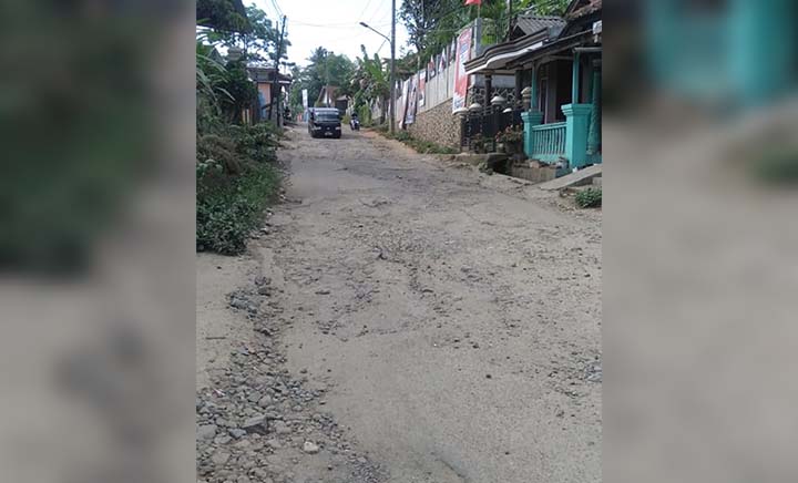 Jalan Jampang Kulon-Puncak Buluh Rusak Parah, Warga: Pamarentah, Beunta Atuh Woy!