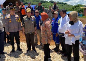 Mensos Risma Tinjau Lokasi Longsor di Cibadak Sukabumi