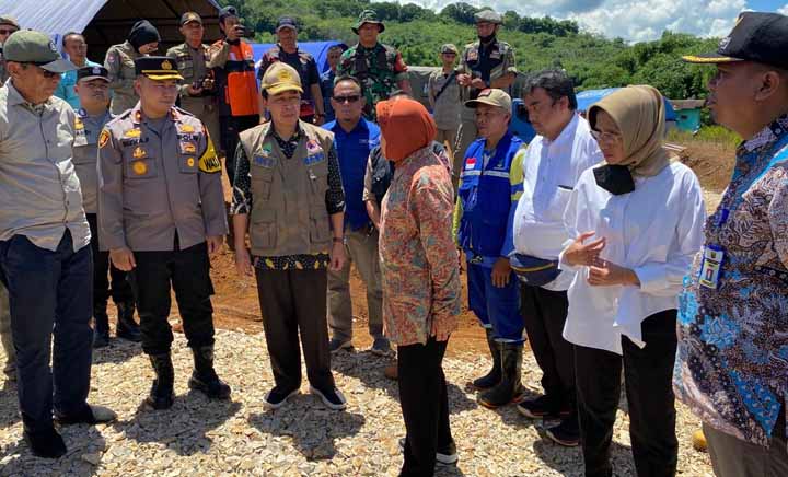 Mensos Risma Tinjau Lokasi Longsor di Cibadak Sukabumi