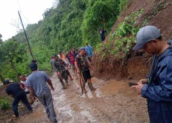 Longsor Tutup Akses Jalan di Warungkiara, Satu Rumah Terancam
