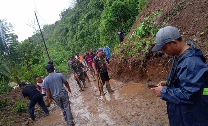 Longsor Tutup Akses Jalan di Warungkiara, Satu Rumah Terancam