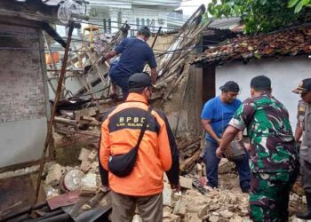 Diterjang Hujan Deras, Dua Rumah di Kelurahan Cibadak Ambruk