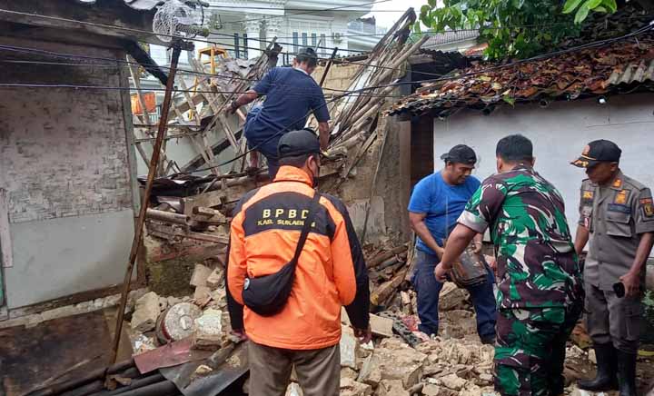 Diterjang Hujan Deras, Dua Rumah di Kelurahan Cibadak Ambruk