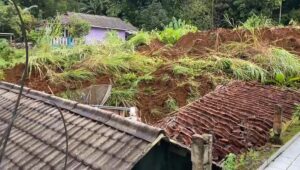 Innalillahi! Longsor Tebing Tanah Komplek Perumahan Timpa 10 Rumah di Cibadak Sukabumi