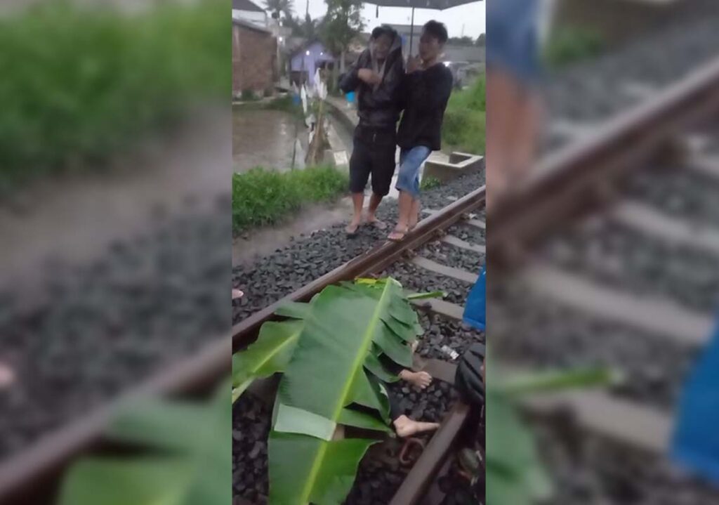 Breaking News! Seorang Wanita Tewas Tertabrak Kereta di Cicantayan Sukabumi