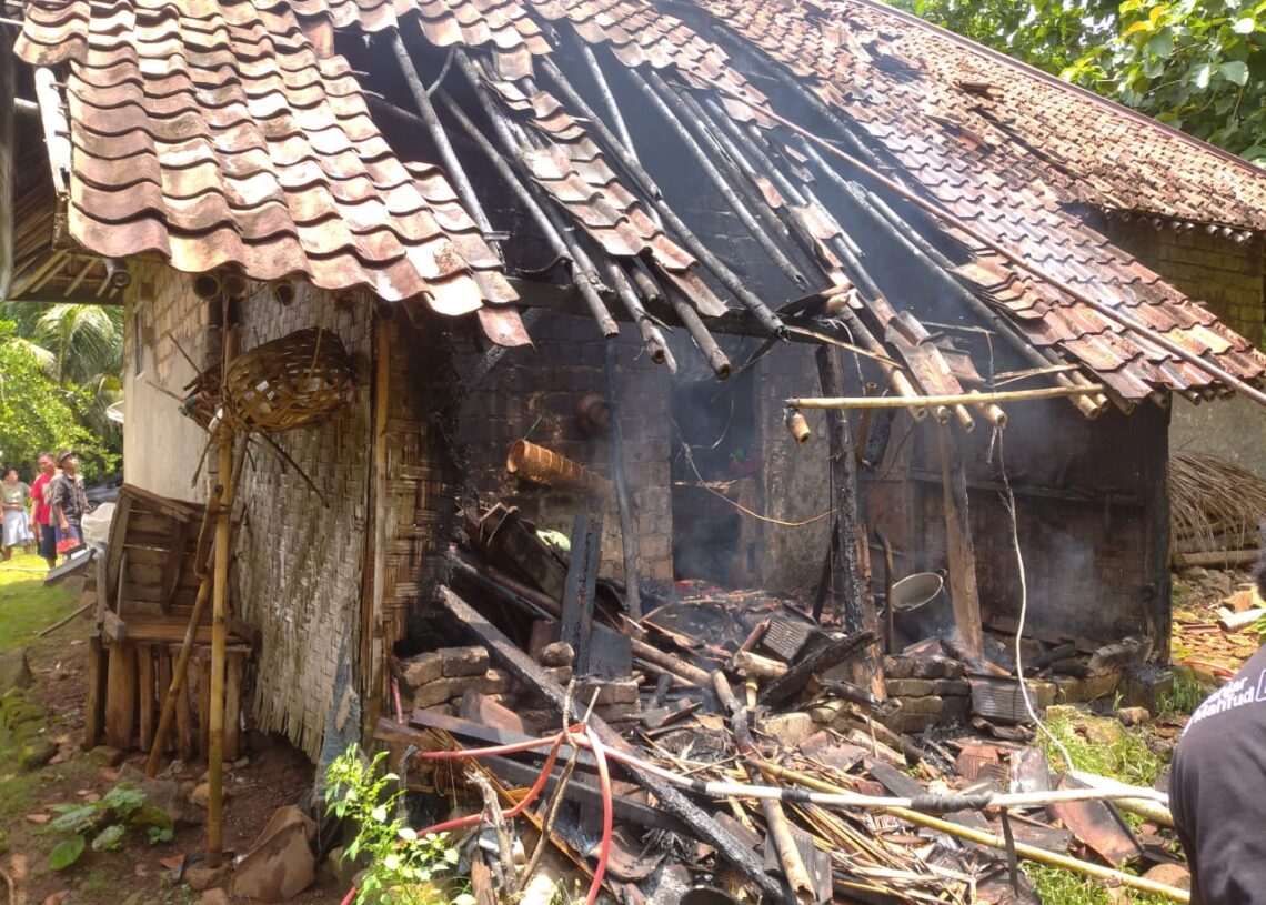 Rumah Warga Ciseureuh Ciracap Terbakar