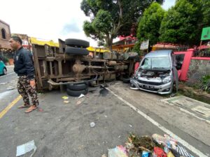 Truk Sampah Hantam Mobil dan Motor di Selakopi