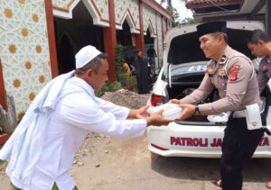 Program Jumat Berkah, Polsek Cireunghas Polres Sukabumi Kota Bagikan Ratusan Nasi Kotak