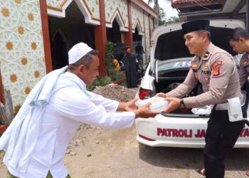 Program Jumat Berkah, Polsek Cireunghas Polres Sukabumi Kota Bagikan Ratusan Nasi Kotak
