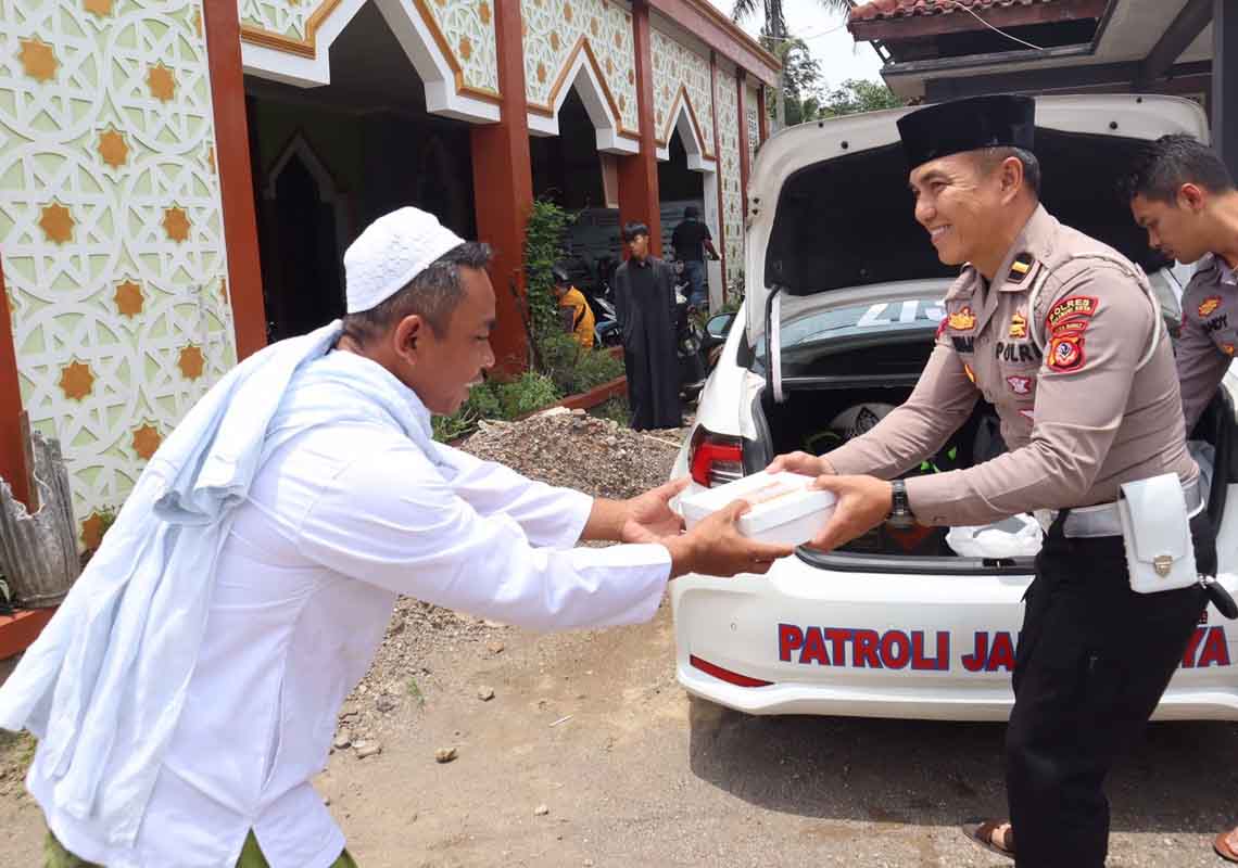 Program Jumat Berkah, Polsek Cireunghas Polres Sukabumi Kota Bagikan Ratusan Nasi Kotak
