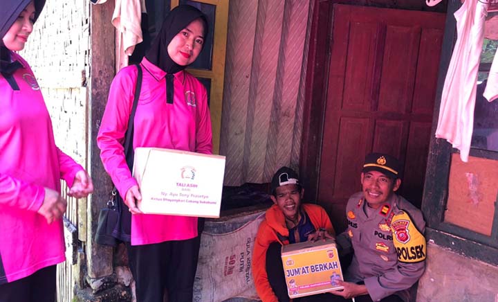Polsek Jampang Kulon Laksanakan Program Jumat Berkah
