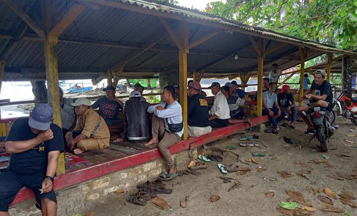 Paguyuban Warung Lesehan Protes, Perda Baru Bikin Pantai Minajaya Sepi Pengunjung