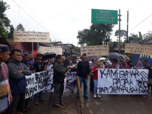 Warga Jampangtengah Gelar Aksi Demo Tuntut Perbaikan Jalan