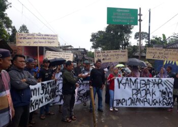Warga Jampangtengah Gelar Aksi Demo Tuntut Perbaikan Jalan