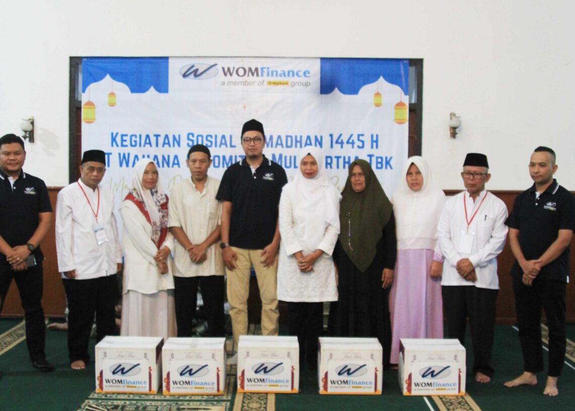 Sumringah, Puluhan Warga Dapat Paket Ramadhan dari WOM Finance