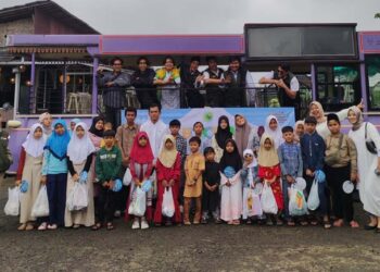 Sumringah! Puluhan Anak Yatim Diajak Jalan-jalan hingga Belanja Gratis Bareng Jabar Bergerak