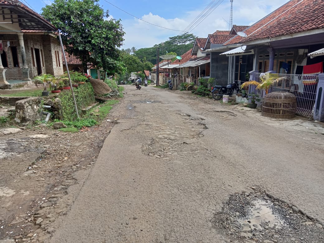 Jalan Ciracap – Mareleng Dikeluhkan Warga