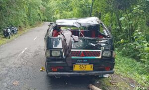 Brak! Mobil Pick Up Terjun ke Jurang 15 Meter di Tegalbuleud Sukabumi