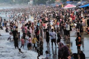 Masyarakat Sukabumi Padati Pantai usai Lebaran, Tradisi atau Rekreasi?
