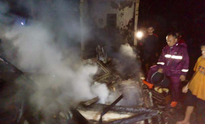 Kades Girijaya Imbau Warga Waspada, Aliran Listrik Puluhan Rumah Padam Usai Sambaran Petir