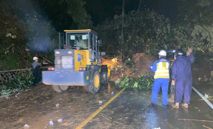 Longsor Parah di Bojongkokosan, Akses Jalan Nasional Sukabumi-Bogor Tertutup