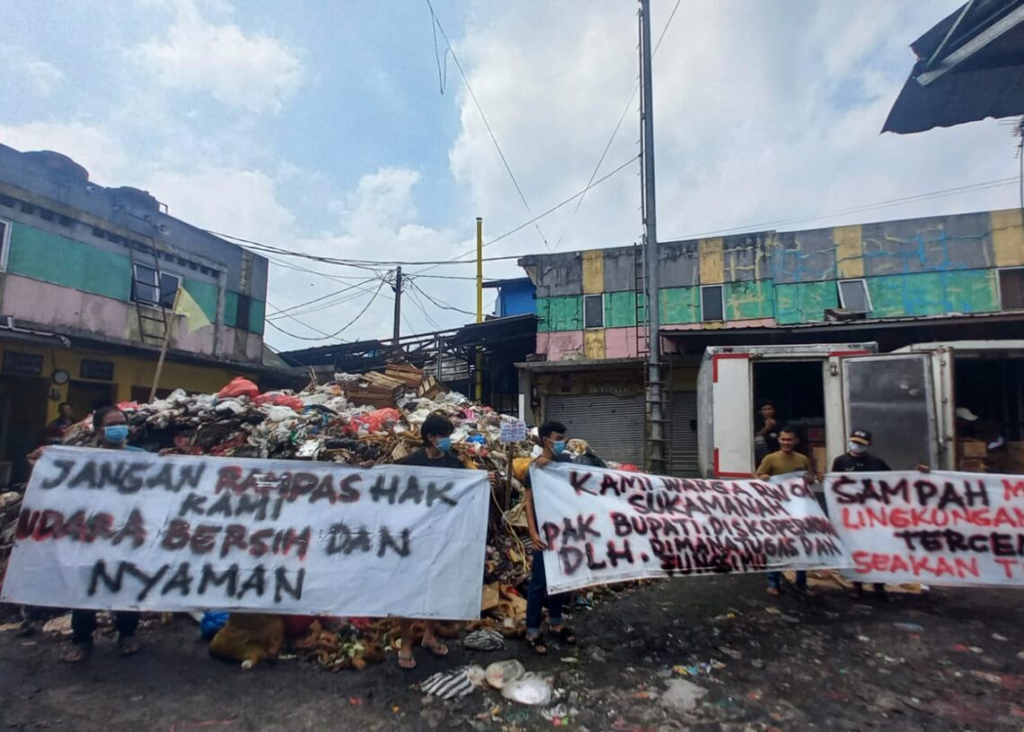 Warga Protes! Sampah Pasar Cisaat Dibiarkan Numpuk Berbulan-bulan