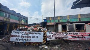 Warga Protes! Sampah Pasar Cisaat Dibiarkan Numpuk Berbulan-bulan