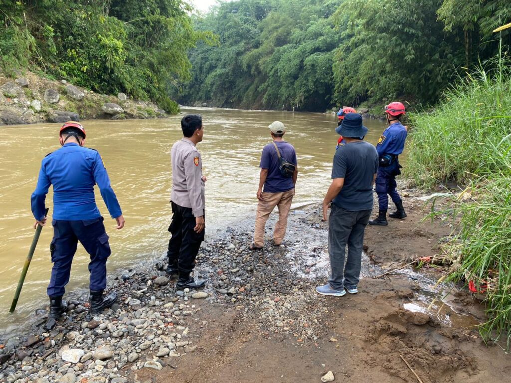 Innalillahi, Seorang Anak Hilang Terseret Aliran Sungai di Cibadak Sukabumi