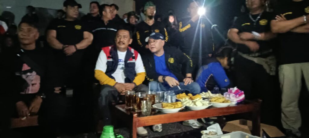 Persib Juara! Babeh Asjap Nobar Bareng Bobotoh di Parungkuda